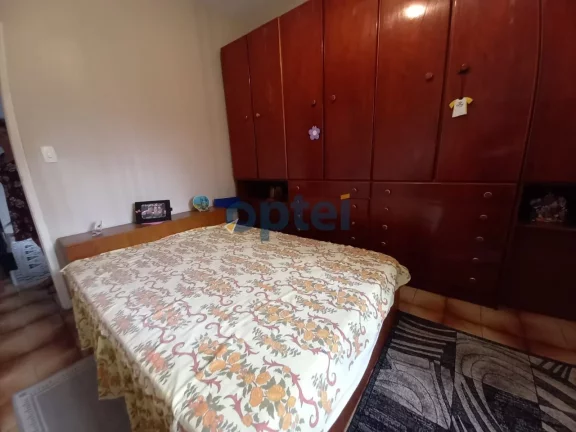 Imagem Casa Térrea com 178 m² de A.C. com 02 dormitórios, sala ampla, cozinha e 2 vagas de Garagens. Nos fundos 01 apartamento, e uma suíte na parte de cima