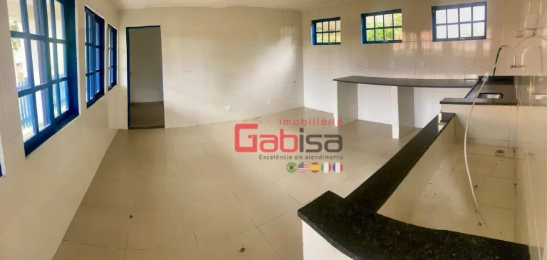 Imagem Espaço Versátil à Venda: Imóvel de 4125 m² com Estrutura de Escola e Quadra na Ferradura