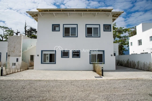Imagem Casa a venda frente ao mar na Praia das Cigarras em São Sebastião, localizada em condomínio fecha...