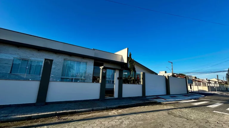 Imagem Casa com 3 dormitórios sendo 1 suíte e 2 vagas de garagem no Centro de Navegantes/SC