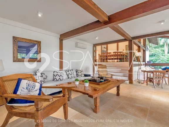 Imagem Aprecie o luxo e a tranquilidade no condomínio Iporanga, Guarujá: Casa exclusiva com ambientes espaçosos e vista deslumbrante