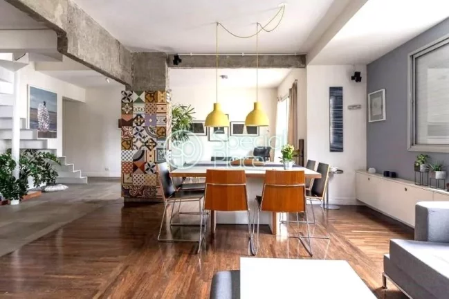 Imagem Cobertura reformadíssima com 155m² em Perdizes. Primeiro piso - sala para dois ambientes com sacad...
