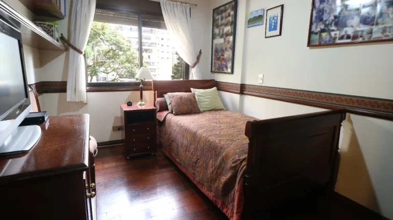 Imagem Apartamento 200M², 3Q, 3 Suítes, 5 Banheiros, 3 Vagas, Varanda, Piscina, Closet, Despensa, Dependência Completa de Serviço, Depósito, Armários.