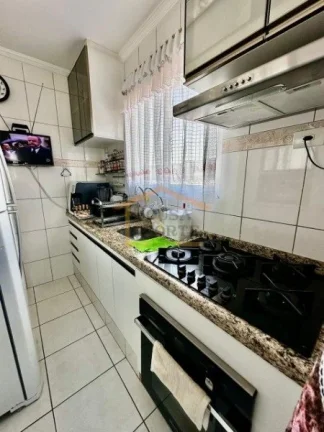 Imagem Apartamento 2 dormitórios, sala, cozinha com armários, área de serviço,1 vaga de garagem. 50m²....