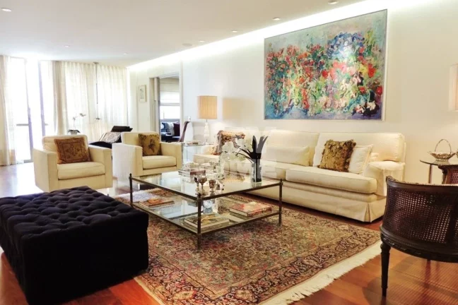 Imagem Apartamento de 346m² com ambientes amplos, e agradável varanda. Reformado com luxo e requinte. Sã...