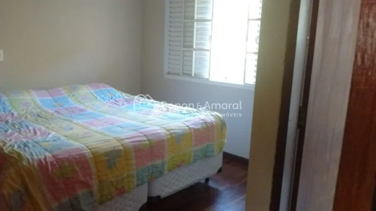 Imagem Linda chácara térrea em condomínio de chácaras, com construção nova e arquitetura moderna. A c...