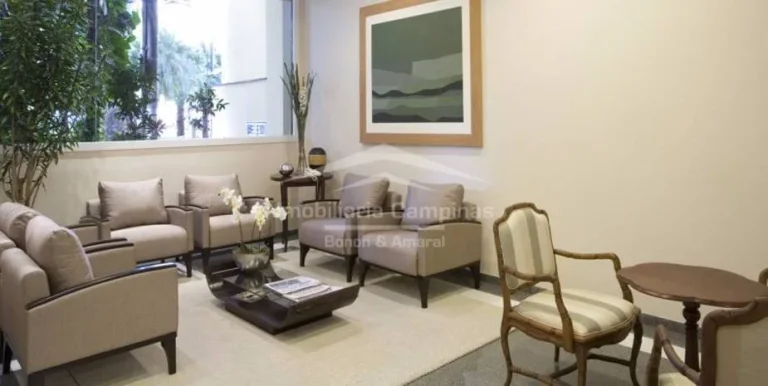 Imagem Com um dormitório e sala modificada para acomodar um confortável sofá-cama, este imóvel foi plan...