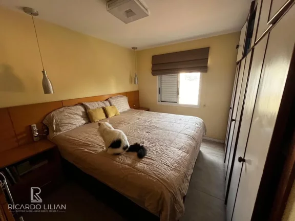 Imagem Apartamento com 2 dormitórios sendo uma suíte, 70m² de area util e uma vaga de garagem coberta.