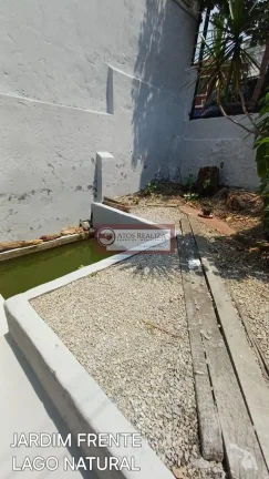 Imagem Vendo Excelente oportunidade na Lapa. Casa de 2 Dormitórios sendo uma suíte, sala em 2 ambíentes, 2 vagas de garagem, áreatotal 171m2, frente para 2 ruas, Jardim com algo natural, quintal com Árvores frutíferas produzindo, aproveite essa oportunidade, Val