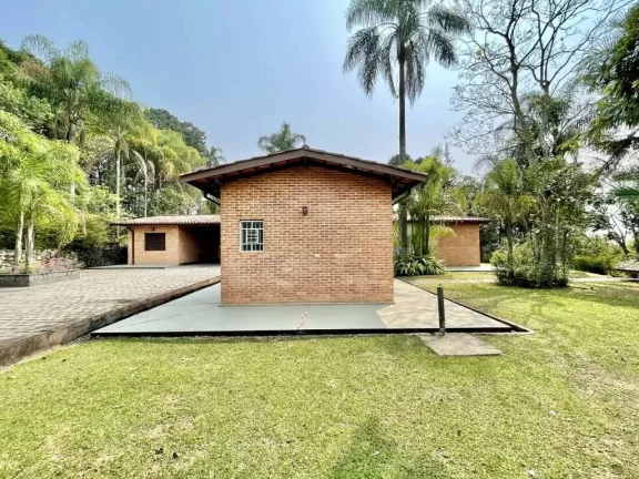 Imagem Condomínio de alto padrão, arborizado e com alamedas largas.