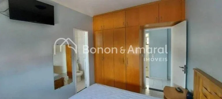 Imagem Apartamento com três quartos, incluindo uma suíte com elegantes armários embutidos. Uma ampla sal...