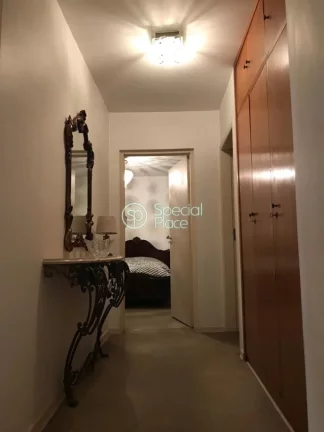 Imagem Oportunidade para reforma!!! Apartamento amplo com 180m2, 3 dormitórios ( 2 suítes ) e 2 vagas na ...