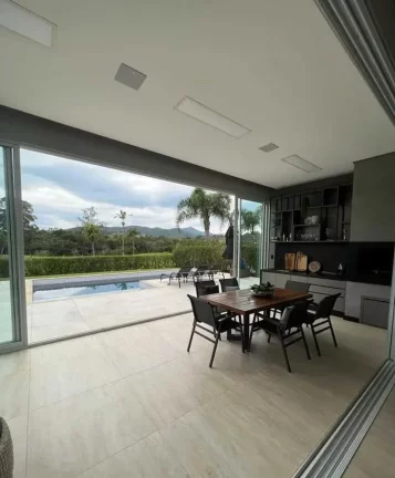 Imagem Casa de alto padrão com 4 suítes e 8 vagas de garagem no Centro de Camboriú