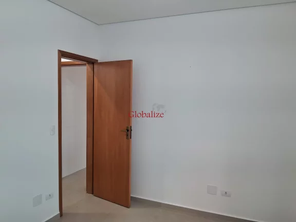 Imagem Casa sobreposta alta em Santos no bairro da Aparecida com varanda de frente na sala, 2 suítes e uma vaga de garagem a venda por R$ 830.000,00