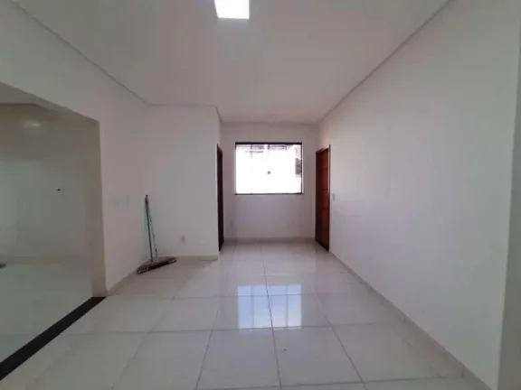 Imagem Casa espaçosa de 3 dormitórios, suíte com varanda e duas vagas de garagem, localizada no bairro Caiçaras em Barbacena