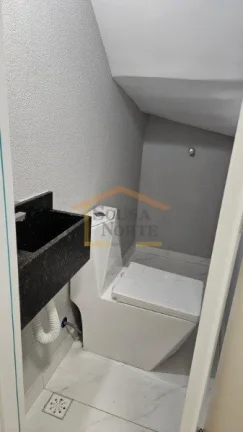Imagem Sobrado com 3 dormitórios, sendo 1 suíte, lavabo, 2 banheiros e garagem para 2 veículos. Os ambie...