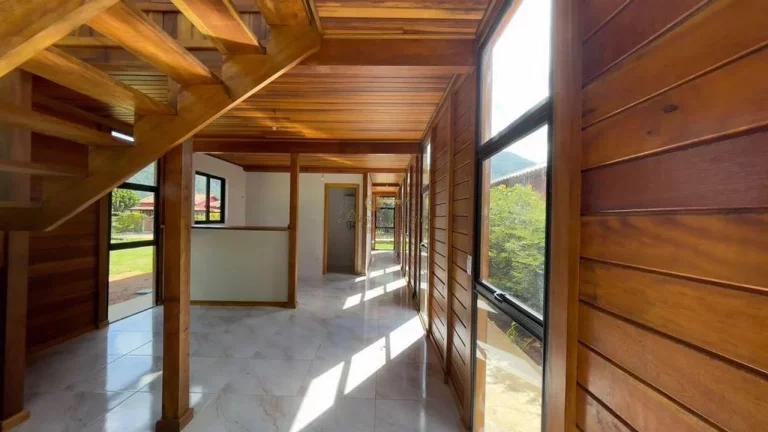 Imagem Casa em Condomínio para Venda em Teresópolis / RJ no bairro Vale Alpino