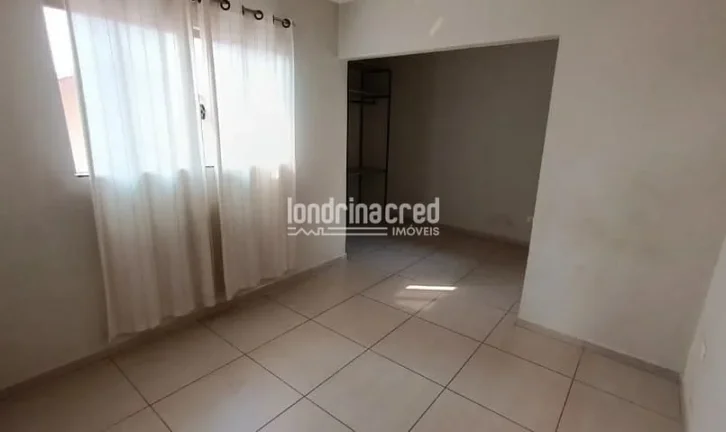 Imagem Excelente Sobrado no Jardim Itália, Cambé: 3 Quartos (1 Suíte Luxuosa), 3 Banheiros, Sacada, Churrasqueira e Piscina – Conforto e Lazer para Sua Família!