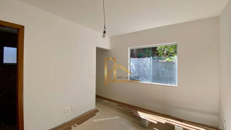 Imagem Casa Linear Com 3 Quartos, Suíte e Quintal a Venda em Albuquerque - Teresópolis-RJ.