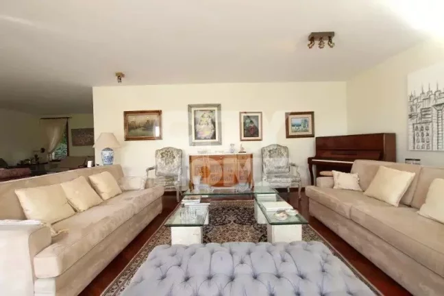 Imagem Casa em excelente localização no Jardim Guedala, direcionada para um lindo jardim com piscina em d...
