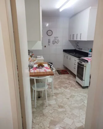 Imagem Apartamento com living para 02 ambientes, piso de tacos, dormitórios com armários, closet, banheir...