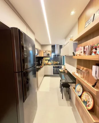 Imagem Com vista eterna para o mar, esse lindo apartamento está completamente montado e decorado com extremo requinte.