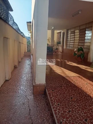 Imagem Vende-se casa de alto padrão com dois pavimentos no Centro de Igarapava/SP