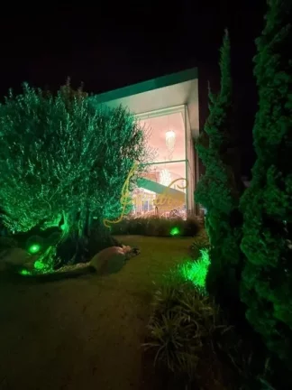 Imagem Sobrado em condomínio fechado com 05 suites mobiliado e decorado