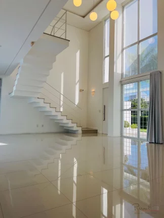 Imagem Apresentamos uma magnífica casa ampla e semi-nova localizada em Jurerê Internacional, um dos desti...