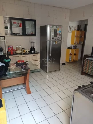Casa com quarto, sala, cozinha, wc, quintal e garagem com 06 vagas num terreno 250m². Oportunidade ...