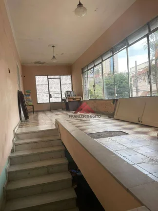 Imagem asa no centro com varandão, 03 salas cinco quartos,dependencia completa ,copa cozinha,02 banheiros,duas suites,vaga para dois carros,excelente locali