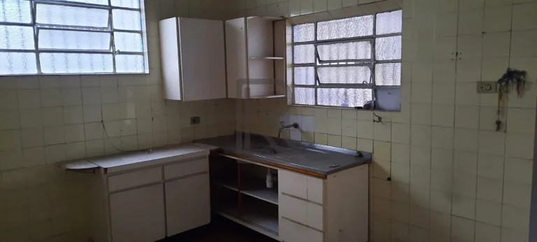 Imagem Oportunidade Imperdível: Casa Antiga em Localização Estratégica com Potencial Comercial!