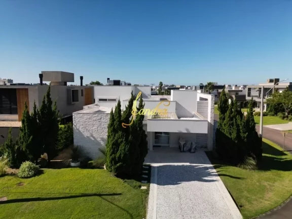Imagem Sobrado em condomínio com piscina com 05 suítes