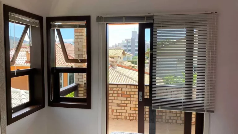 Imagem Lindo sobrado com 4 dormitórios sendo 2 suítes, 2 vagas de garagem em Bombinhas