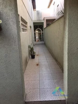 Imagem Lindo sobrado com acabamento moderno, 3 dormitórios, 2 vagas, edicula com localização privilegiada fácil acesso a comércios e principais avenidas.