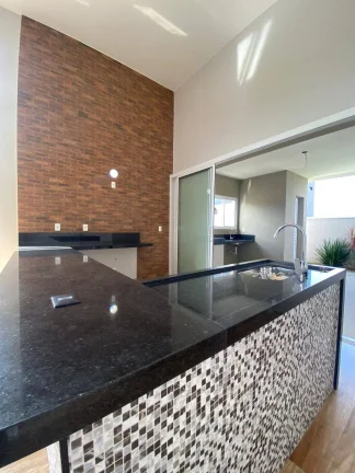 Imagem Maravilhosa casa térrea com 03 suítes, área gourmet integrada com a cozinha