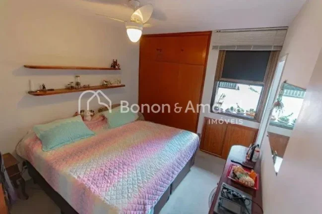 Imagem Lindo apartamento, amplo, silencioso e bem iluminado, com área de 88 m². O imóvel possui sala par...