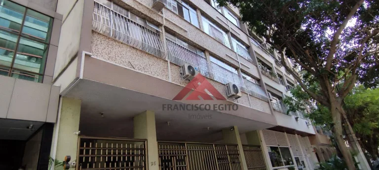 Imagem Apartamento em local previlegiado em icarai,a 40metros da praia,composto de sala 02 quartos,wc social,cozinha,area de serviço,e dependencias completas