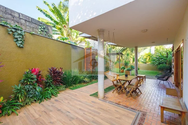 Imagem Casa à venda na Chácara Cantagalo, um bairro tranquilo e arborizado. Granja Viana