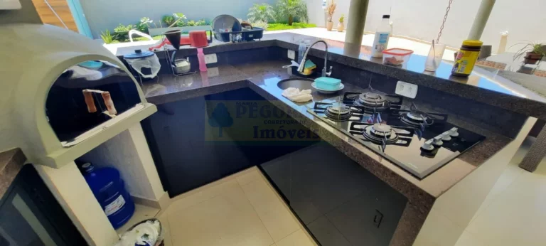 Imagem Luxo e Conforto: Casa de Alto Padrão à Venda no Jardim Britânia, Caraguatatub