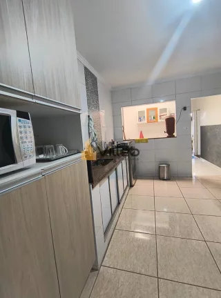 Imagem Descrição do Imóvel:

Descubra o prazer de viver em uma residência que combina elegância, funci...