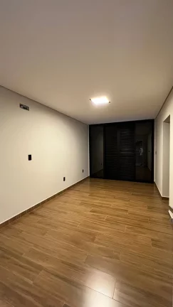 Imagem Imóvel luxuoso localizado em um condomínio com segurança 24 horas. Localização privilegiada em Rifaina-SP
