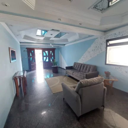 Imagem Este charmoso apartamento, totalmente mobiliado, oferece o equilíbrio perfeito entre conforto, praticidade e localização privilegiada. A poucos passos da praia – apenas 160 metros – conta com uma linda piscina. Agende sua visita e venha conhecer!