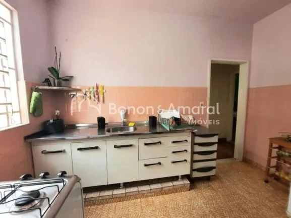 Imagem Casa térrea com edícula e muito espaço! A casa principal possui 3 quartos, sendo 1 suíte, além ...