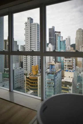 Imagem Apartamento com 3 suítes e 2 vagas de garagem na Av. Brasil em Balneário Camboriú/SC