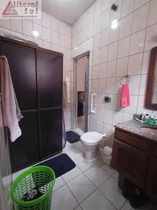 Imagem Imperdível! Casa à venda em Praia Grande-SP, bairro Tupi. 2 quartos, 1 sala, 2 banheiros, 1 vaga de garagem. Agende sua visita!
