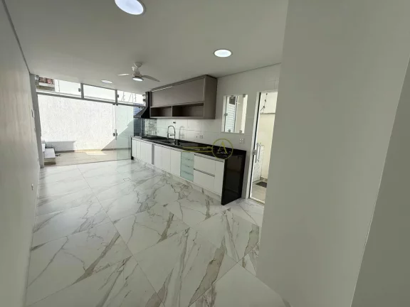 Imagem Casa térrea alto padrão com pé direito duplo, apenas 150 metros da praia
