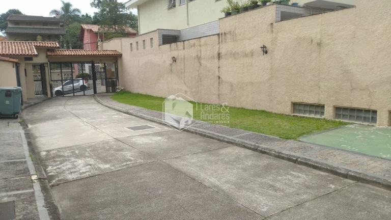 Imagem Sobrado à venda, 118m² com 2 suítes, 2 vagas em condomínio fechado com vaga para visitantes em rua sem saída - Conjunto Residencial Santa Terezinha