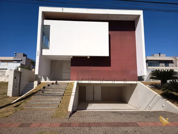 Sobrado com garagem subterranea e suite com dois closets e banheira