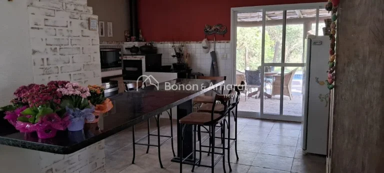 Imagem Essa belíssima residência une o estilo rústico ao moderno em perfeita harmonia, cercada pela natu...